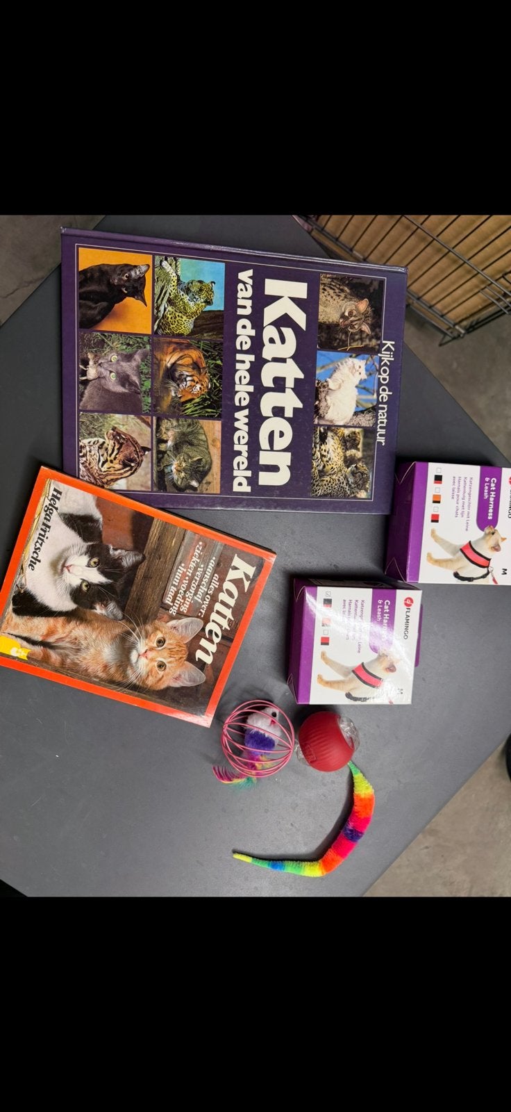 Kattenboekjes , kattenspeeltjes nog nieuw en katten tuigjes, Dieren en Toebehoren, Ophalen of Verzenden, Zo goed als nieuw