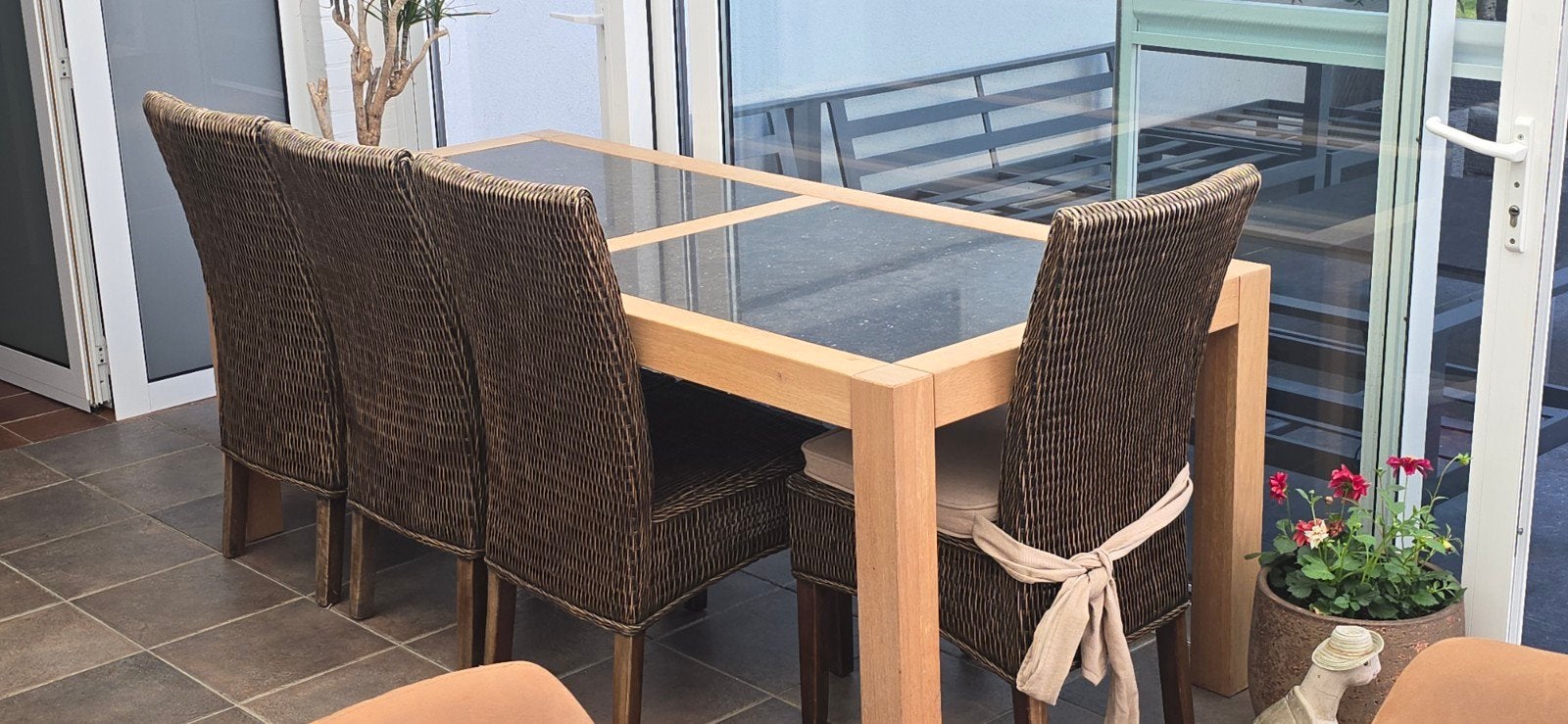 Moderne tafel met granieten blad en stoelen ., Ophalen