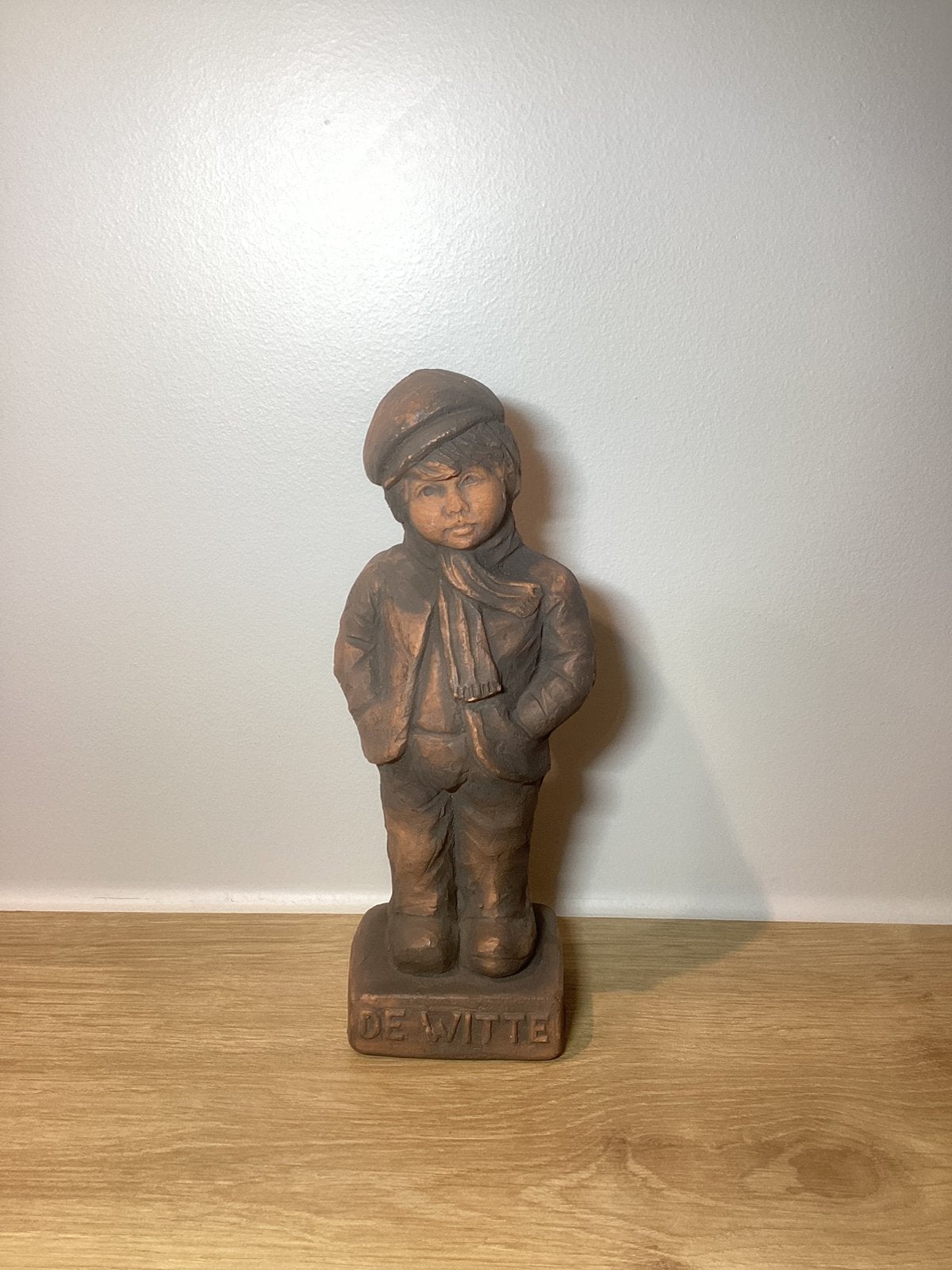 Beeldje de Witte  van GEERT KUNEN  20 cm keramiek terracotta, Statue, Enlèvement ou Envoi, Pierre ou céramique, Homme