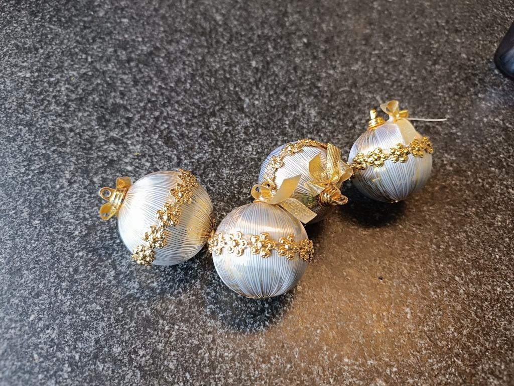 Kerstbal en slinger, Ophalen, Zo goed als nieuw