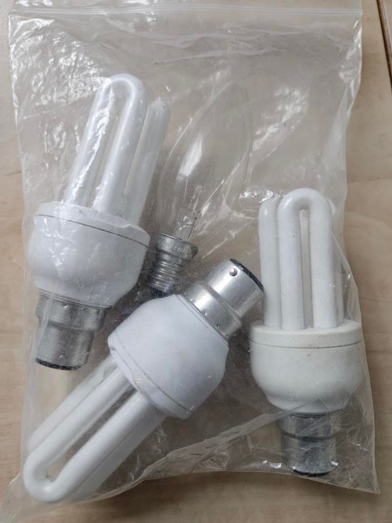 3 lampes à économie d'énergie + 1 ampoule, Enlèvement ou Envoi, Lampe