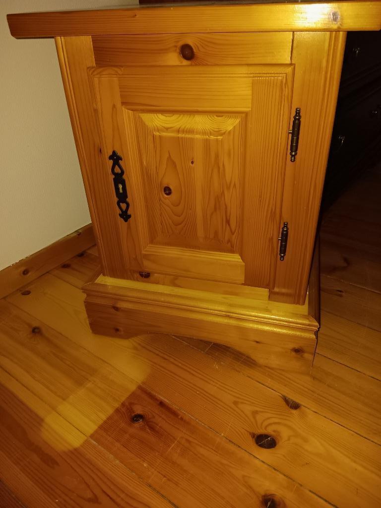 Table de chevet en pin, Maison & Meubles, Chambre à coucher | Tables de chevet, Enlèvement