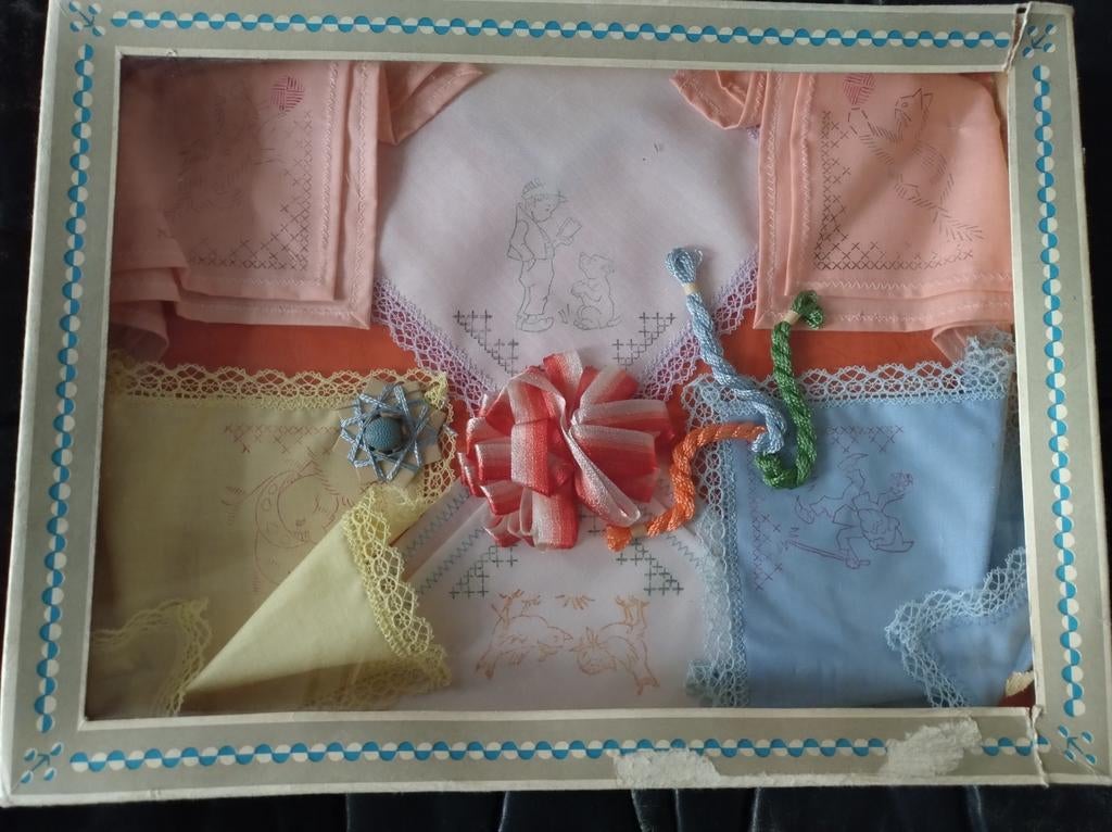 Ancien coffret de broderie de mouchoirs, Enlèvement ou Envoi