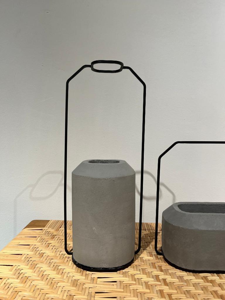 Vaas van beton en staal "Weight A Vase A” SPECIMEN EDITIONS, Tuin en Terras, Ophalen, Gebruikt