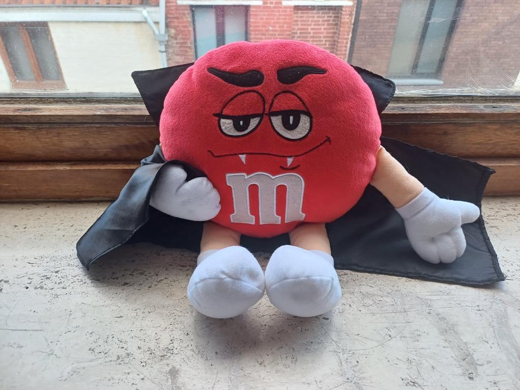 Vampier met knuffelpop van M&M'S, Ophalen, Zo goed als nieuw