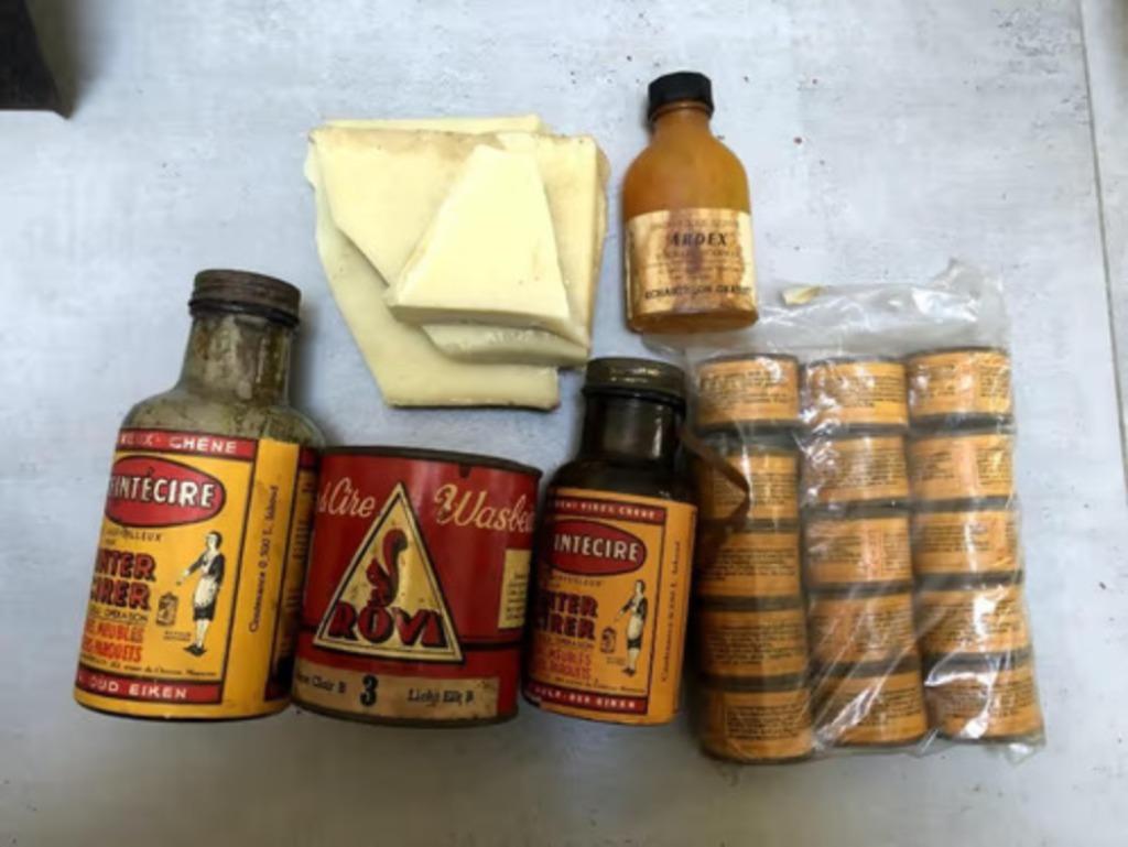 Collectie oude flessen en encaustische dozen, Ophalen