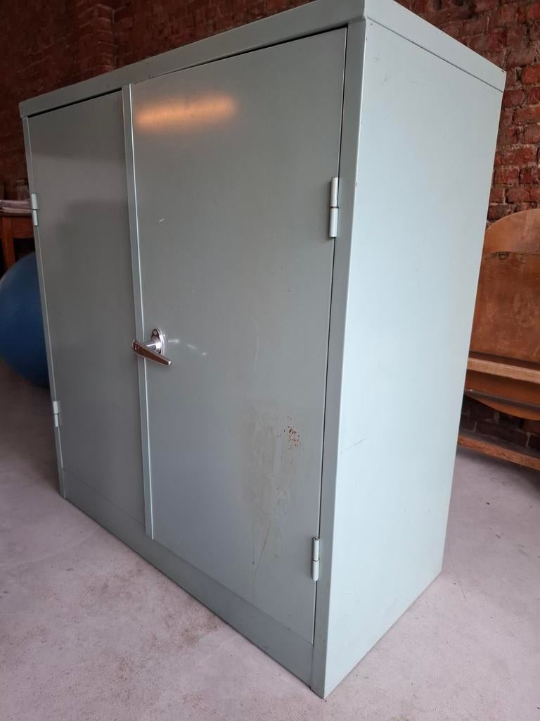 Metalen kast met leggers, Enlèvement