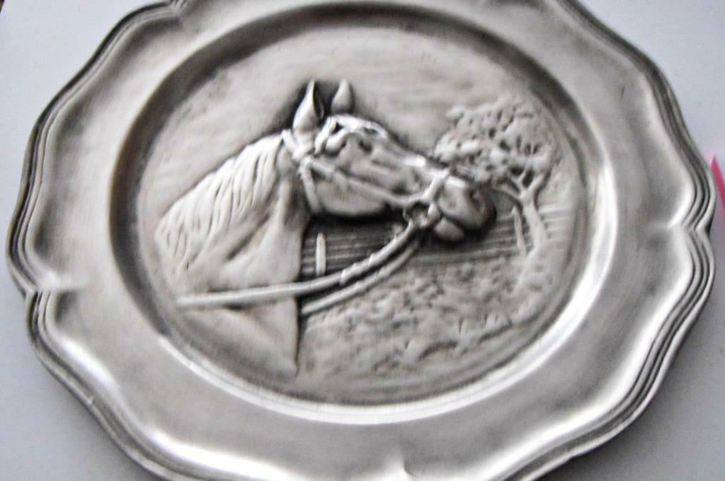Assiette en étain (92%) avec buste de cheval + arbre, Maison & Meubles, Enlèvement ou Envoi, Neuf