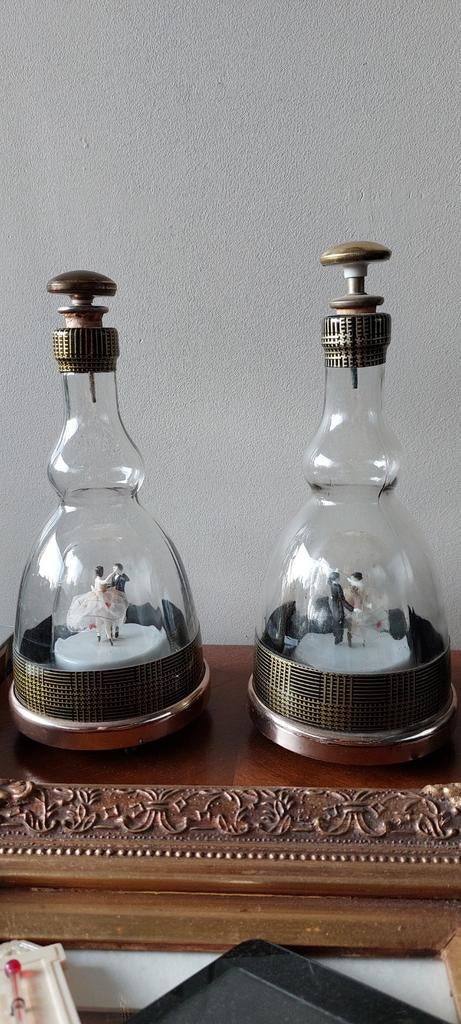 carafe à musique vintage avec couple de danseurs liqueur, Antiquités & Art, Enlèvement ou Envoi