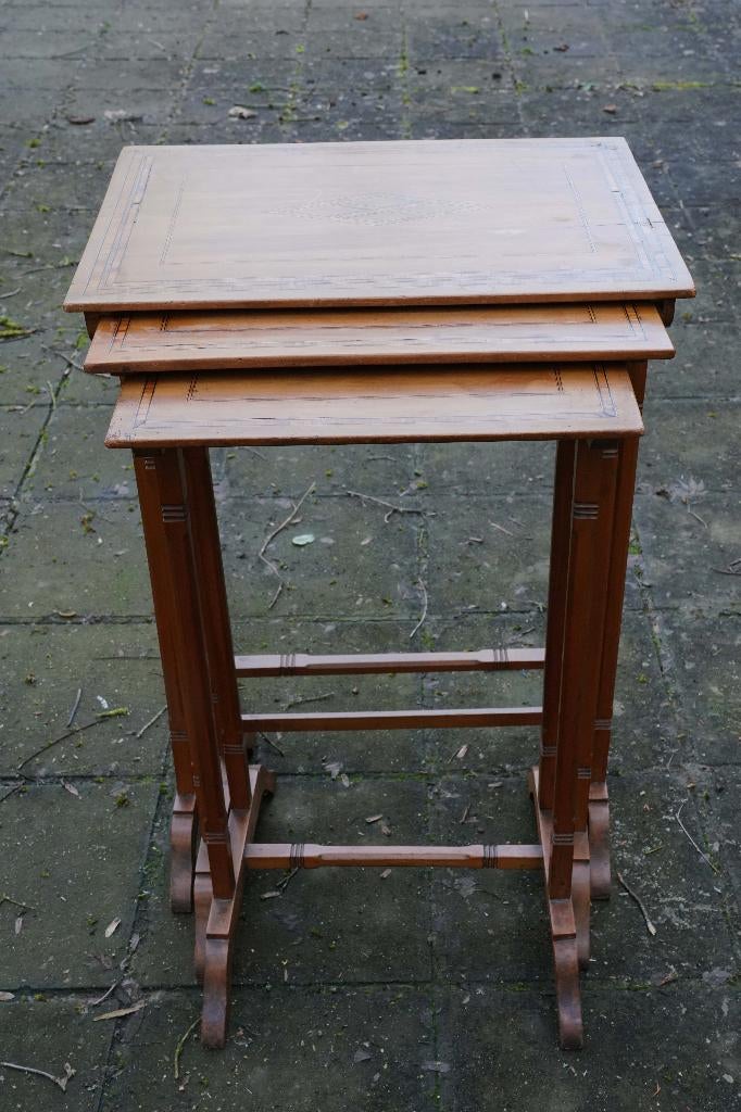 Trois tables gigognes art déco, Ophalen