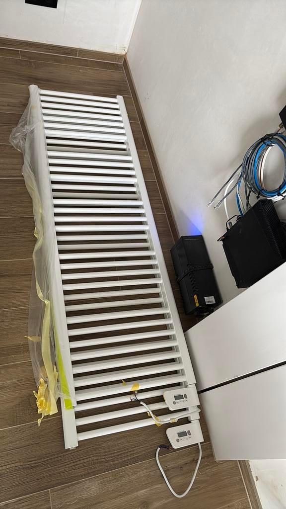 2 nieuwe elektrische radiatoren badkamer, Ophalen, Zo goed als nieuw