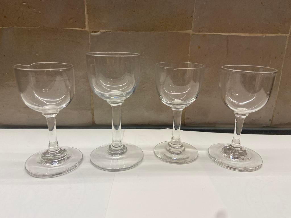 quatre verres à gin sur un pied, Enlèvement ou Envoi