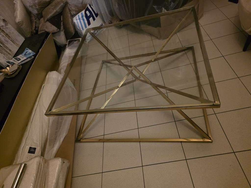 Table basse moderne en verre avec structure en métal doré, 100 à 150 cm, Moins de 50 cm, Salontafel, Carré