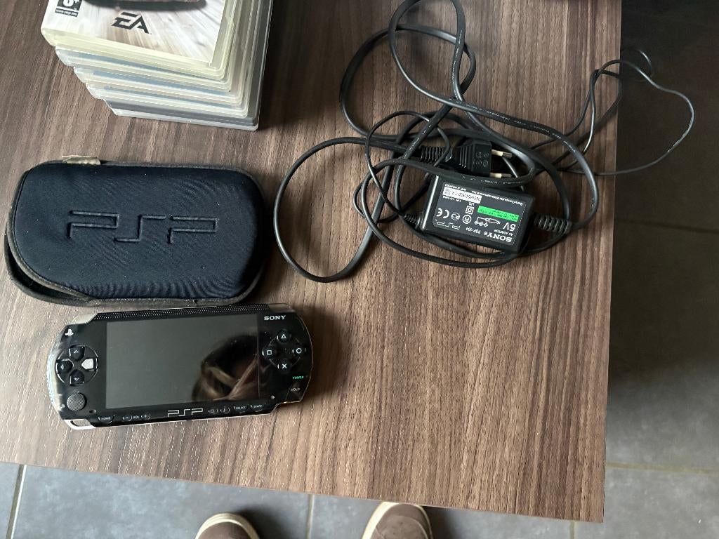PSP‑1004 + accessoires + jeux – Très bon état, Games en Spelcomputers, Spelcomputers | Sony PSP, Ophalen, Overige modellen, Zwart