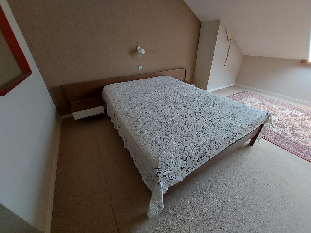 vintage retro bed en kleerkast en bureau gratis, Huis en Inrichting, Slaapkamer | Bedden, Ophalen, Gebruikt, Bruin, Tweepersoons