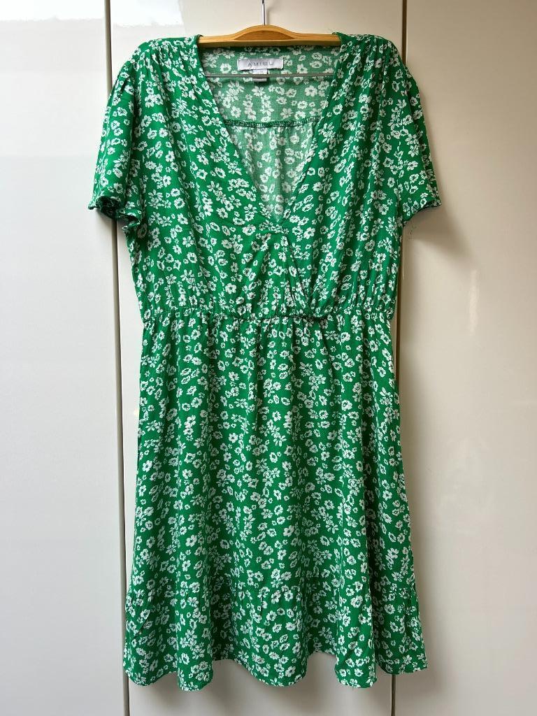Amisu groene bloemenjurk - Maat 38, Kleding | Dames, Maat 38/40 (M), Ophalen of Verzenden, Zo goed als nieuw, Knielengte