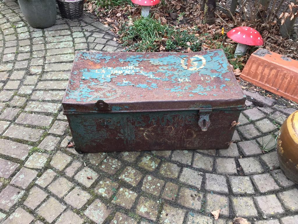 Oude ijzeren kist koffer, Ophalen of Verzenden, Gebruikt, Metaal