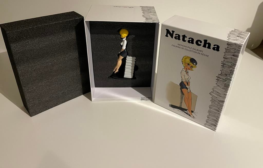 Natasja met stapel boeken beeld walthéry, Collections, Enlèvement ou Envoi, Autres personnages, Neuf, Statue ou Figurine