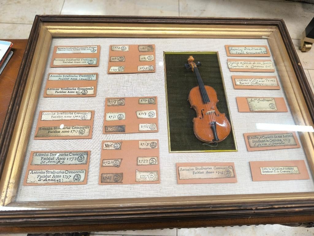 Vitrine – Violon & Étiquettes Stradivarius – Décoration, Musique & Instruments, Enlèvement ou Envoi, Utilisé, Autres formats, Violon