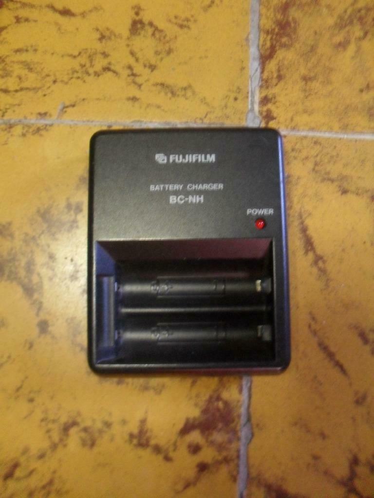 Chargeur pour 2 piles AA (R6) Fujifilm BC-NH, Informatique & Logiciels, Enlèvement, Utilisé
