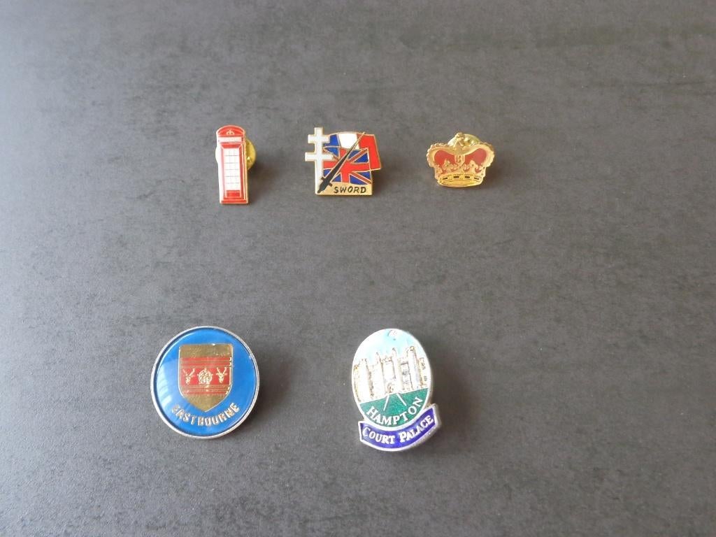 3 pin's et 2 épinglettes "Made in Angleterre", Collections, Broches, Pins & Badges, Enlèvement