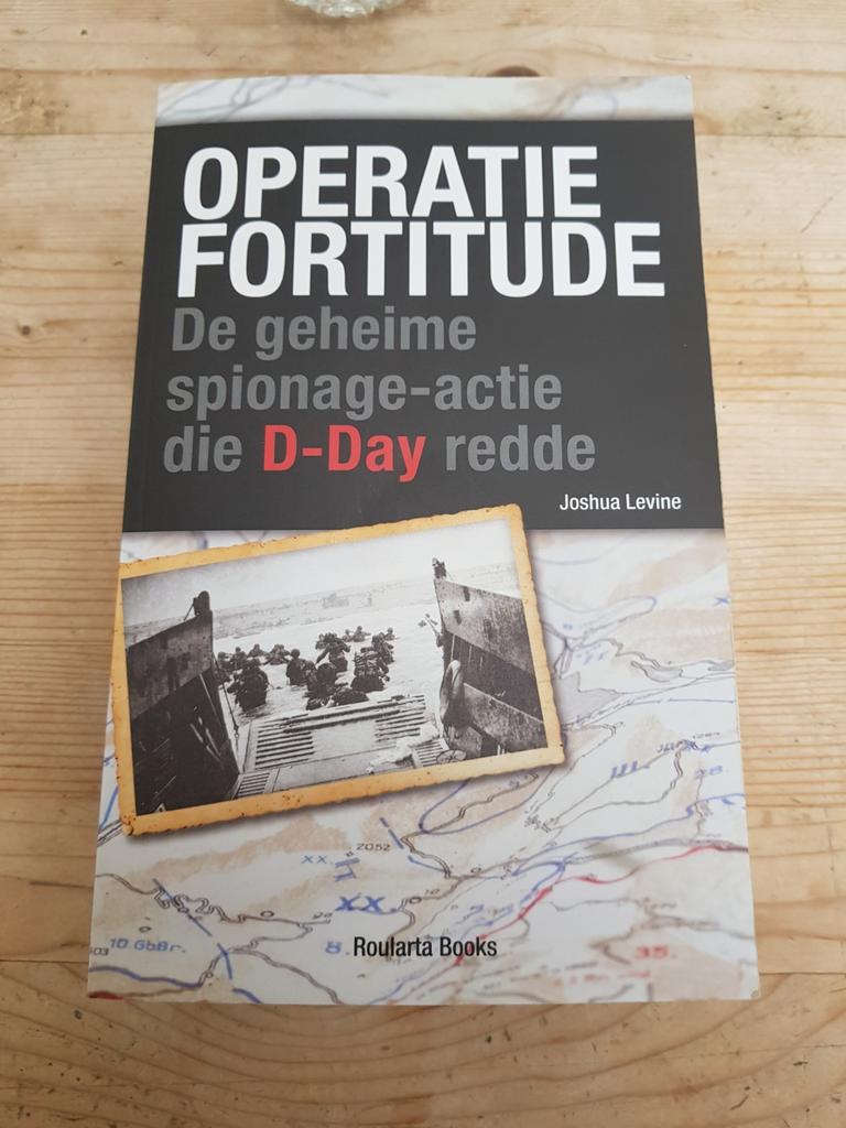 Joshua Levine - Operatie Fortitude + aantal folders, Boeken, Ophalen of Verzenden, Zo goed als nieuw, Joshua Levine