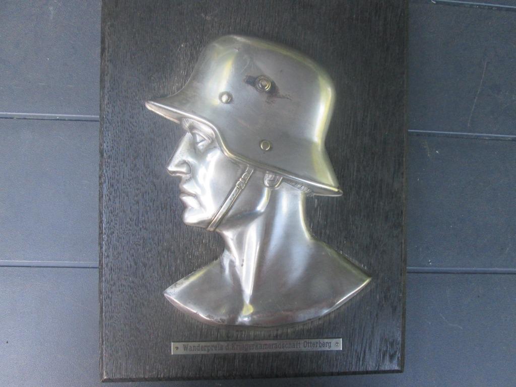 Duitse plaquette 1940/1945 op hout Duitse helm wisselbeker., Verzamelen, Militaria | Algemeen, Ophalen of Verzenden