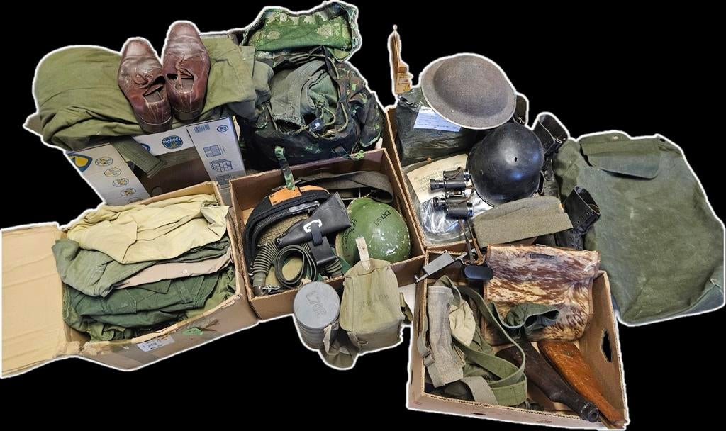 Groot militariapakket te koop – helmen, gasmaskers, uitrusti, Hobby en Vrije tijd, Modelbouw | Figuren en Diorama's, Ophalen