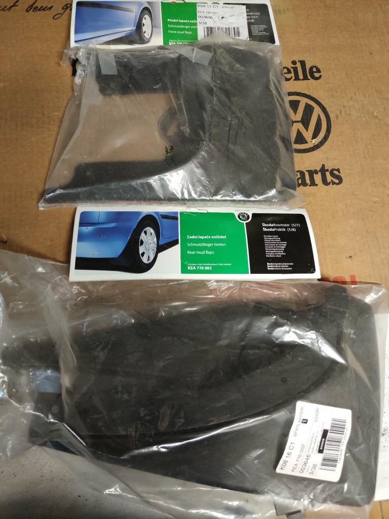 Skoda Roomster 5J7 spatlappen voor + achter nieuw  Fabia 2, Ophalen of Verzenden, Nieuw, Achter, Skoda