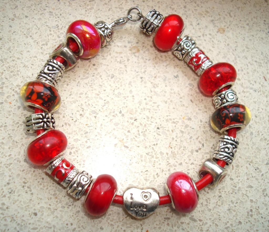 Bracelet en cuir avec 21 breloques - taille souhaitée, Envoi, Neuf, Cuir, Avec bracelets à breloques ou perles
