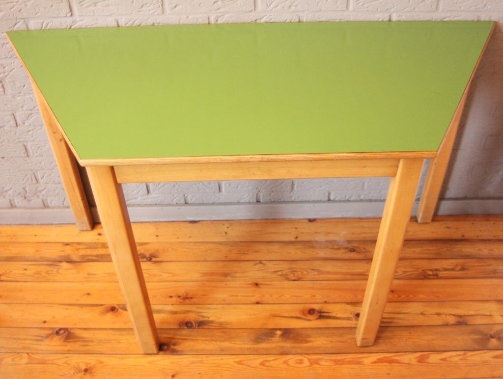 Houten Tafel Met Groen Formica Blad / Trapeziumvorm, Ophalen