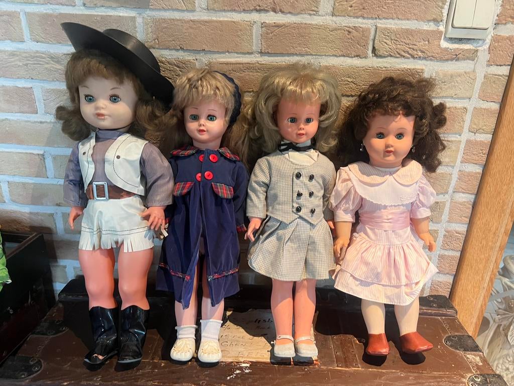 Set van 4 Vintage Poppen (3 UNICA – Made in Belgium), Enlèvement ou Envoi, Poupée