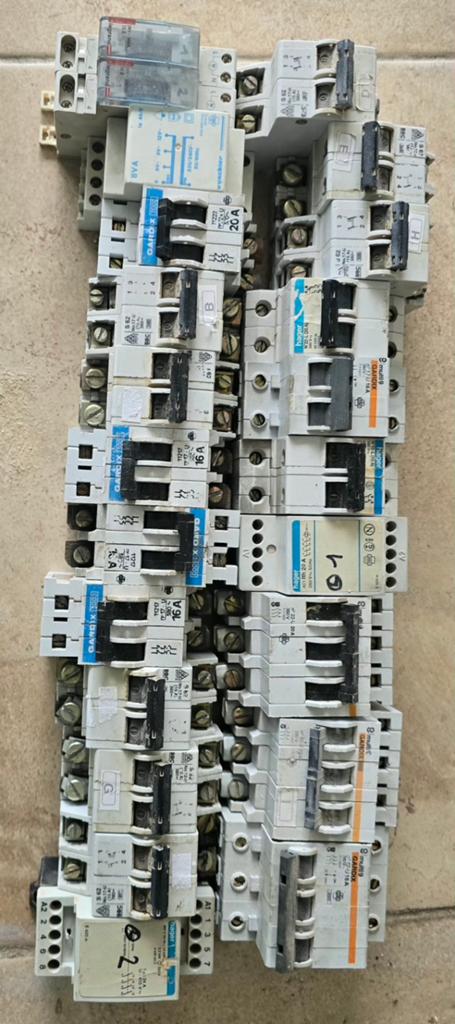 Zekeringen en modules kast
(Hager / Gardy / Legrand), Hobby en Vrije tijd, Elektronica-componenten, Gebruikt, Ophalen