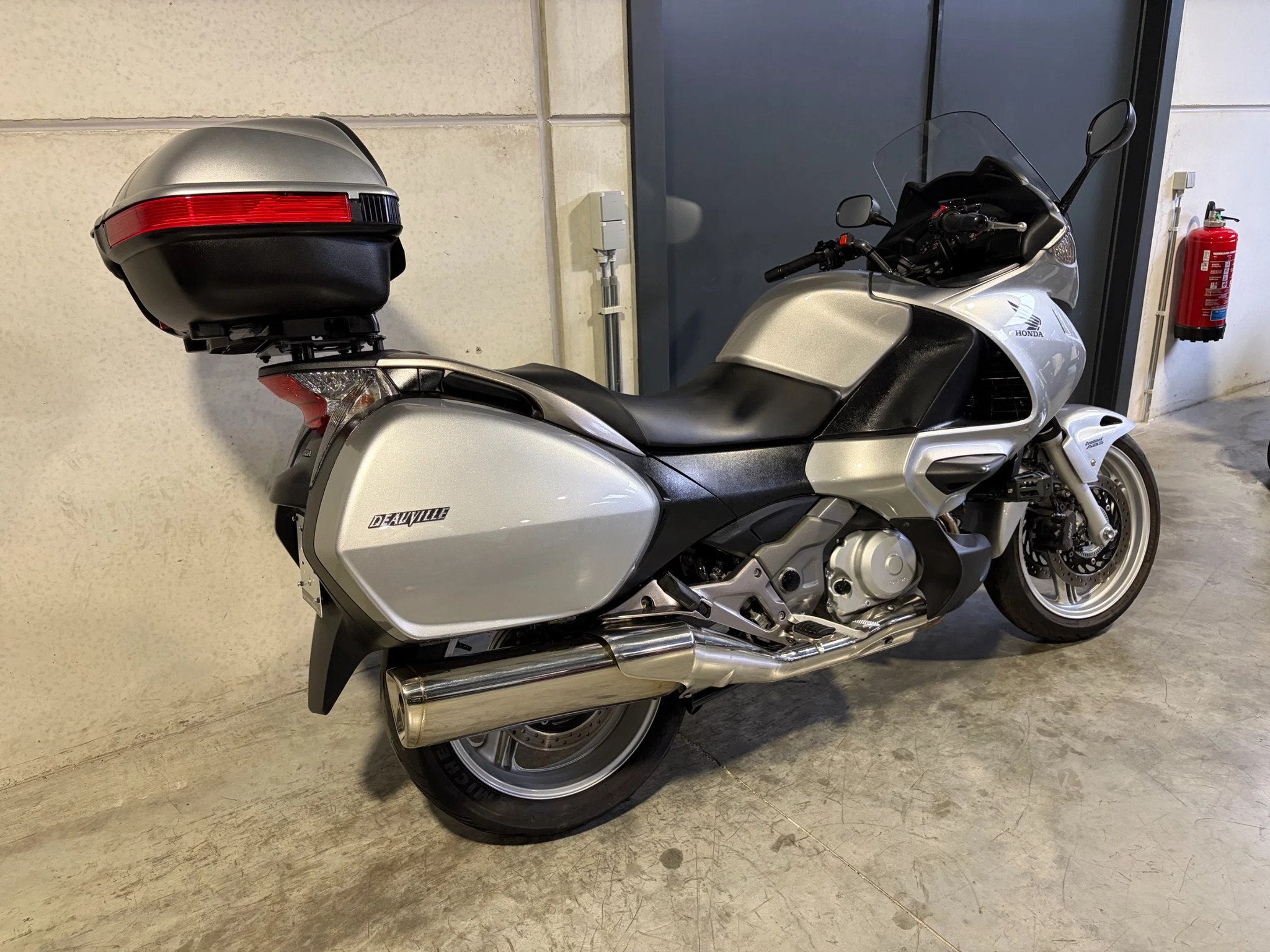 Honda Deauville 700 met topcase en verstralers in zeer nette, 700 cc, Bedrijf, Meer dan 35 kW, Toermotor