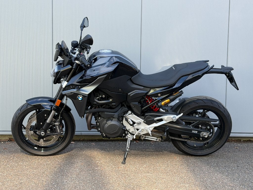 BMW F 900 R Triple Black / Comfort- & Dynamic pack / 870 km, Handvatverwarming, Motorrijbewijs A, Bedrijf, Meer dan 35 kW
