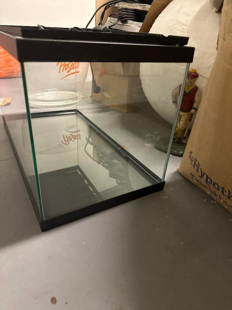 Aquarium voor zoetwater vissen met led lamp. Zonder filter., Dieren en Toebehoren, Ophalen, Zo goed als nieuw, Filter, Overige merken