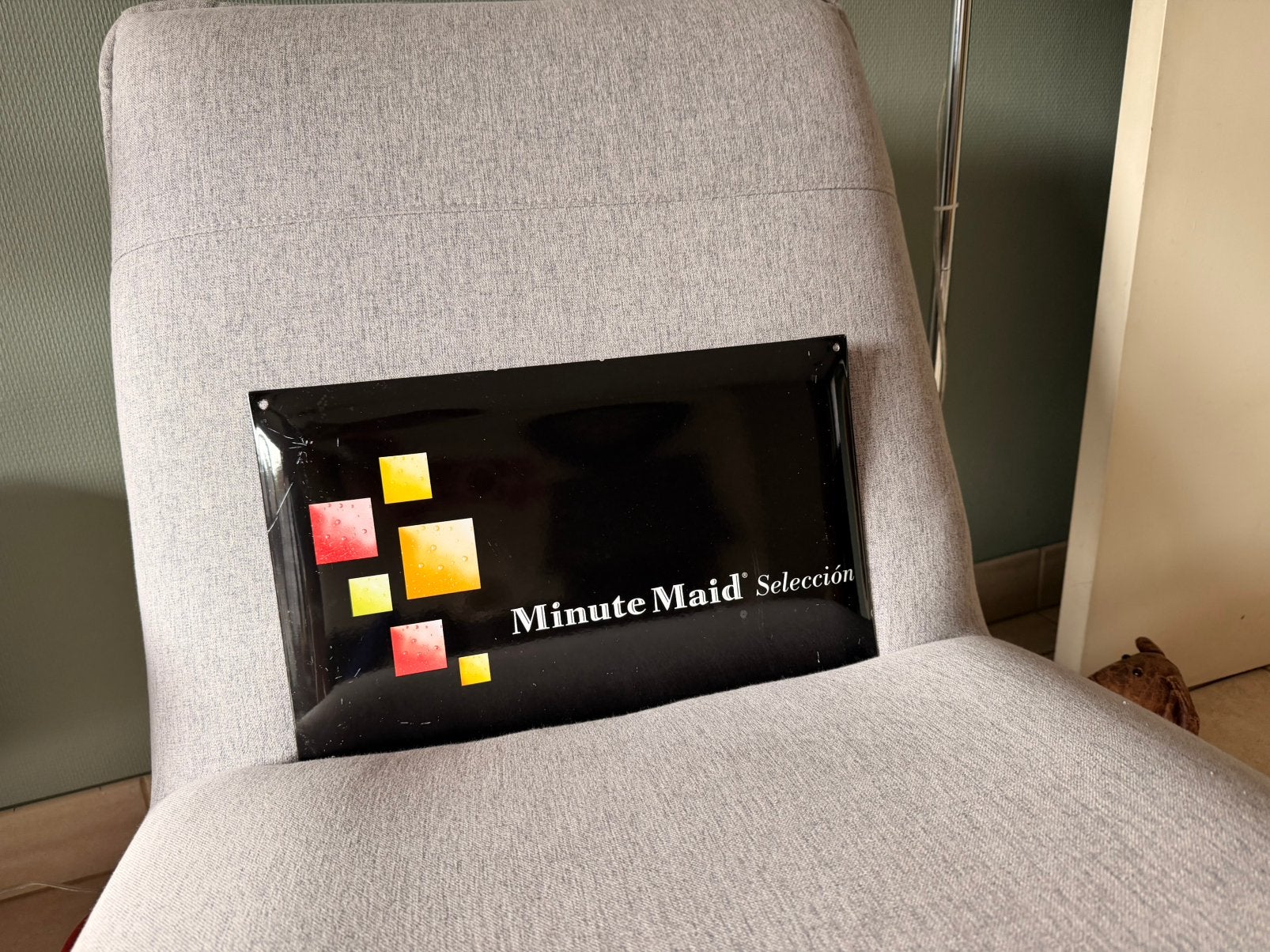 Minute maid emaille bord, Enlèvement