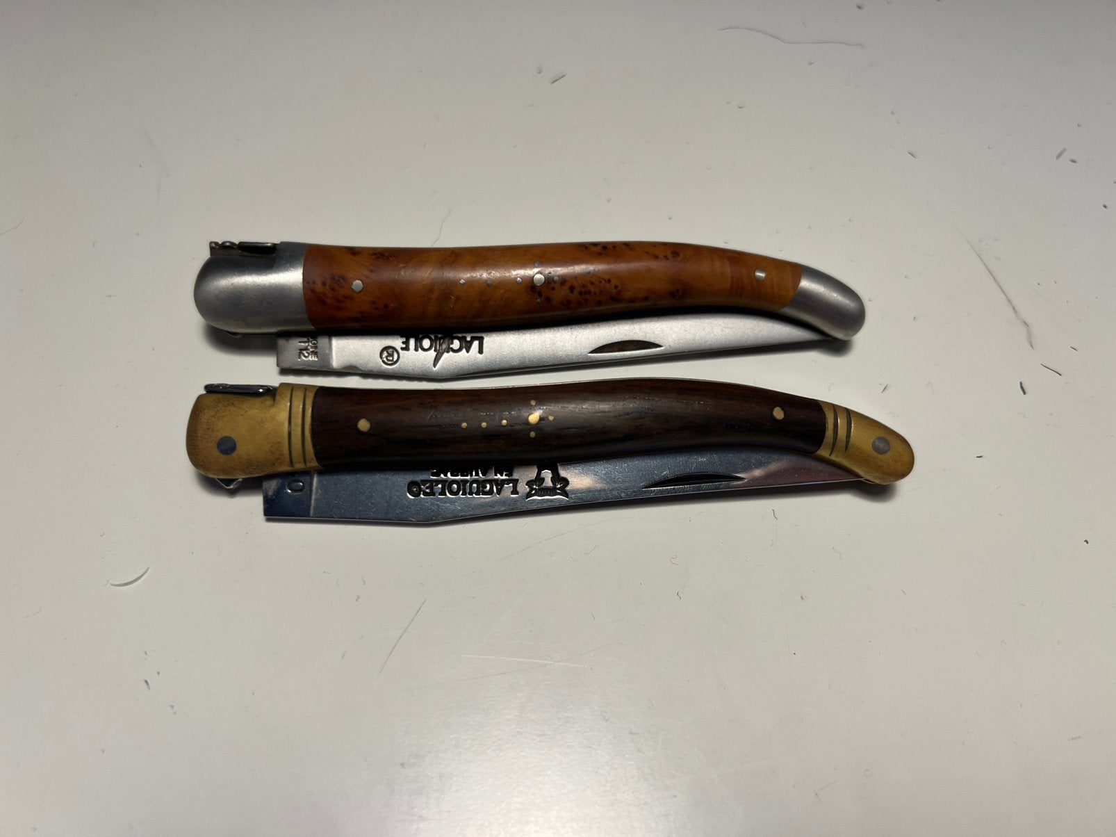 Lot 2 couteaux Laguiole pliant/alène manches bois artisanaux, Enlèvement ou Envoi, Comme neuf