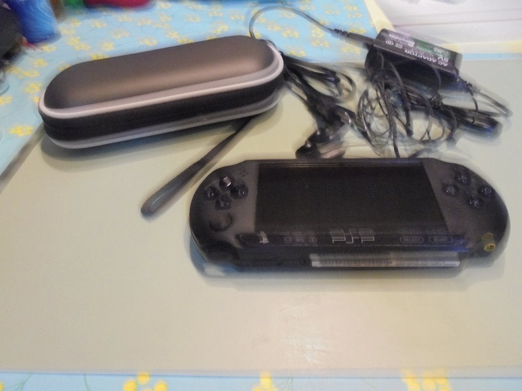 Console PSP-1004 2D + spel Burnout Legends (orig), Consoles de jeu & Jeux vidéo, Enlèvement ou Envoi, Utilisé, Course et Pilotage