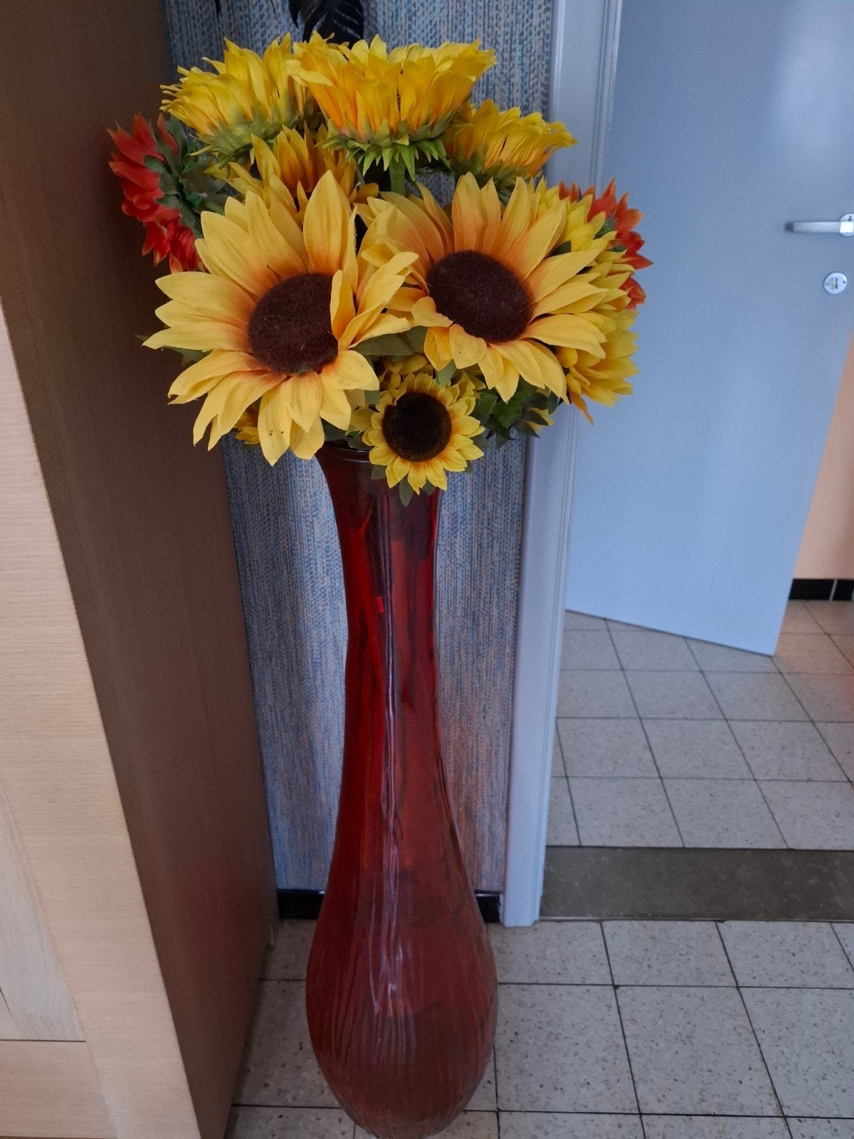 rode vaas met zonnebloemen, Huis en Inrichting, Woonaccessoires | Vazen, Ophalen, Gebruikt, Glas, Rood