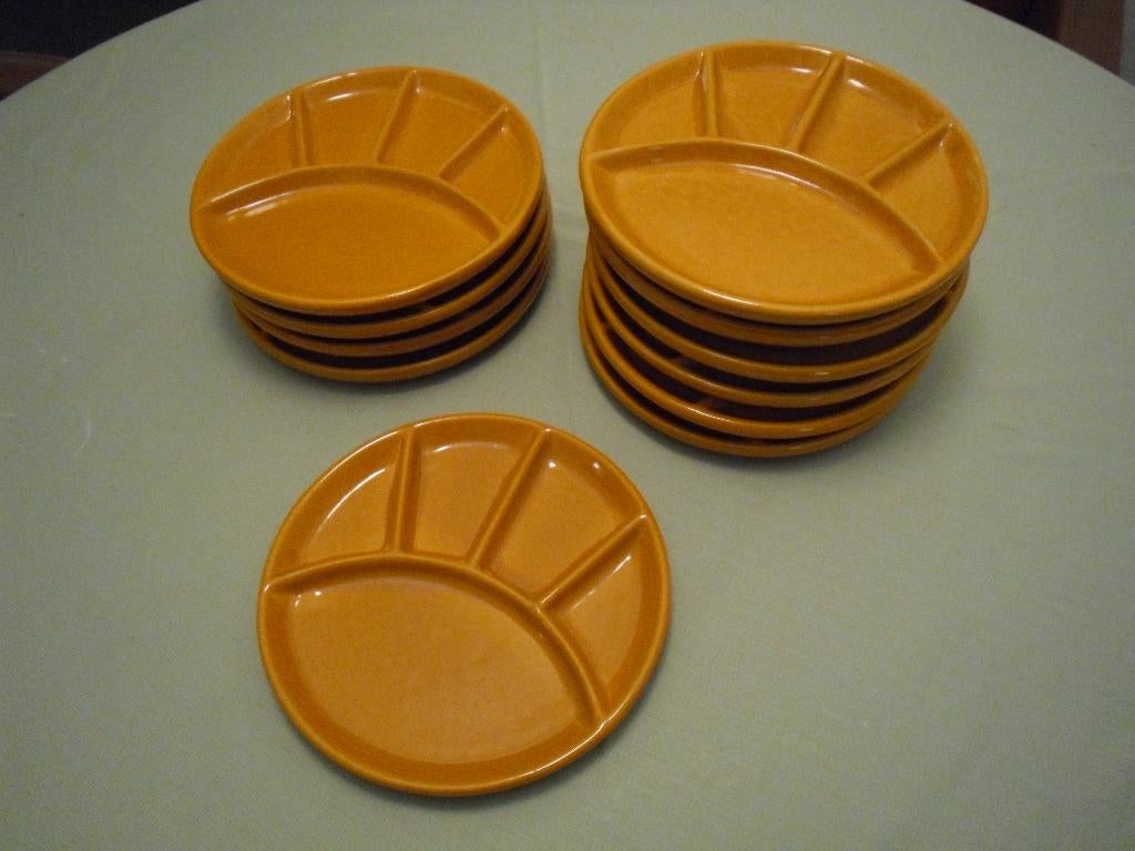 11 assiettes à fondue., Enlèvement, Comme neuf, Assiettes(s)