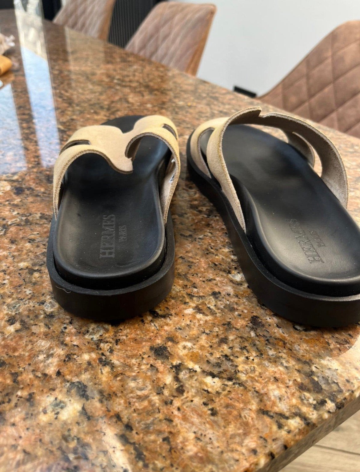 HERMES slippers nieuw 41 beige, Kleding | Heren, Schoenen, Ophalen of Verzenden, Zo goed als nieuw, Slippers
