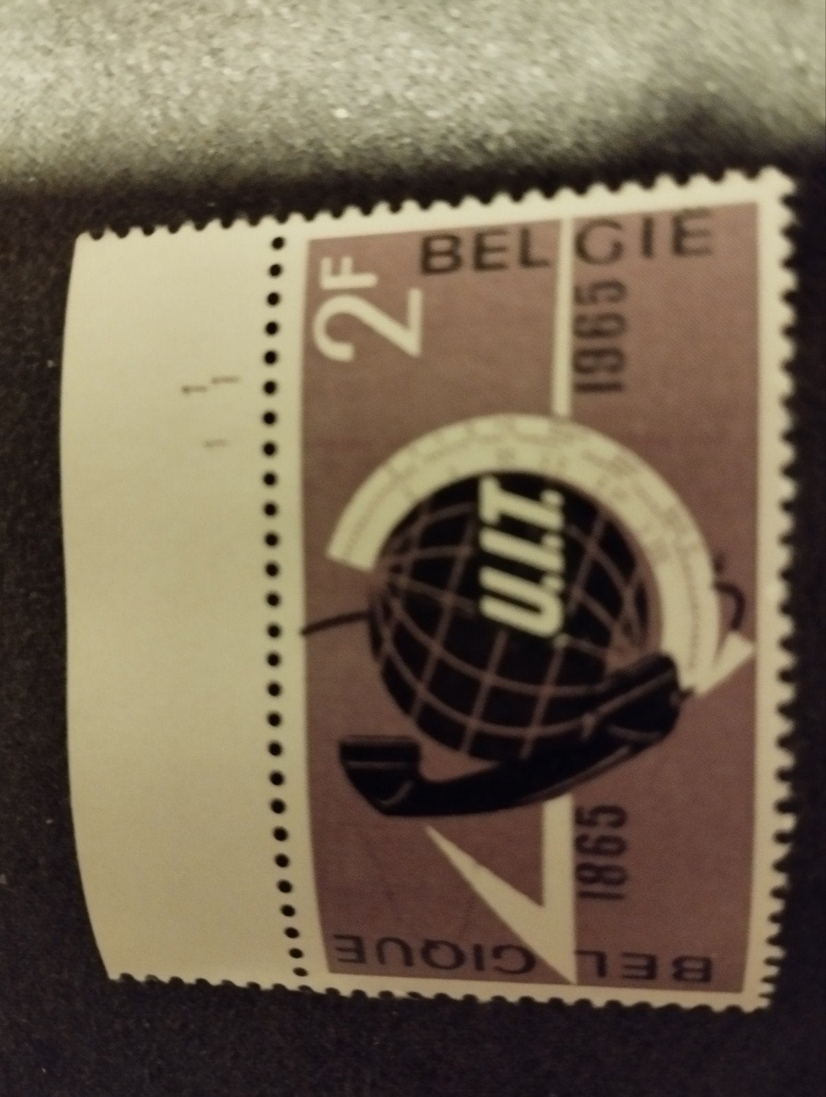 Een Belgische postzegel U.I .T  kleur verschillende, Ophalen