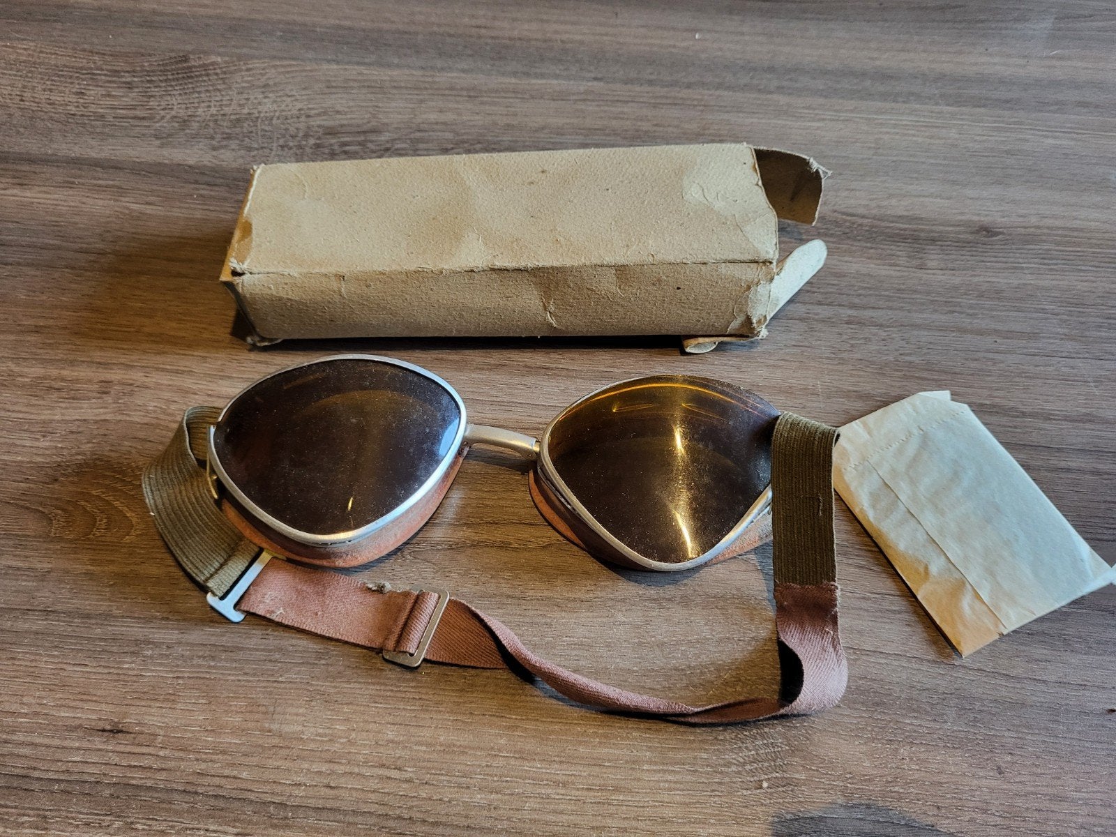paire de lunettes anti-poussiere, Italie 2WW, Envoi