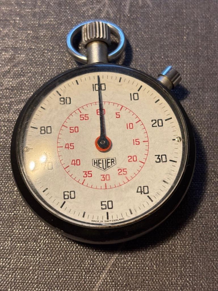 Chronomètre vintage Heuer Réf. 508-213 (1974), Handtassen en Accessoires, Sporthorloges, Zo goed als nieuw, Android, Wit, Conditie