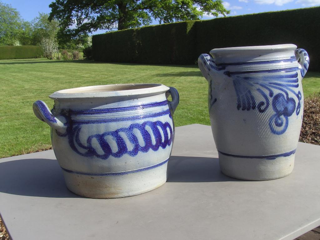Blauwe pot van steengoed, Ophalen