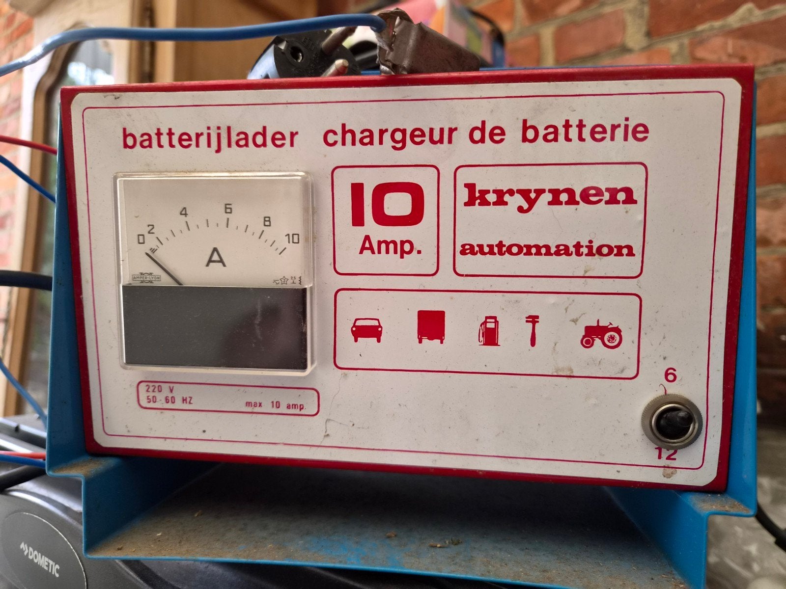 chargeur de batterie de voiture 2 force 6/12v en bon état