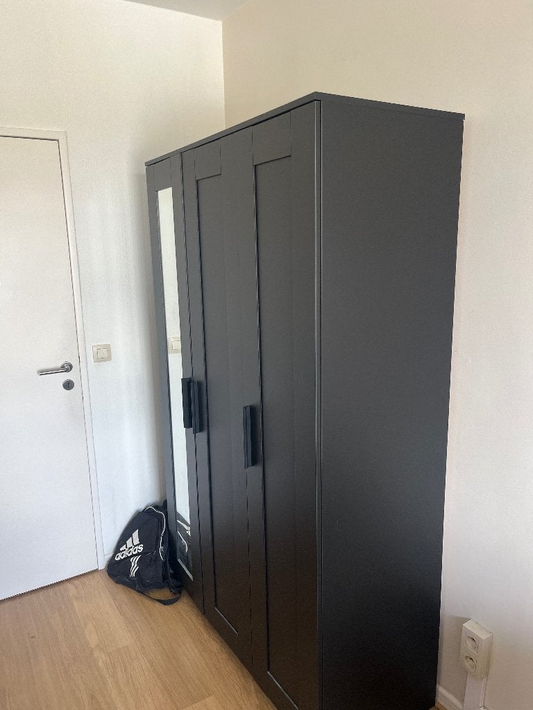 IKEA BRIMNES 3-deurs zwarte kledingkast met spiegel, Ophalen, Met deur(en), 100 tot 150 cm, Zo goed als nieuw