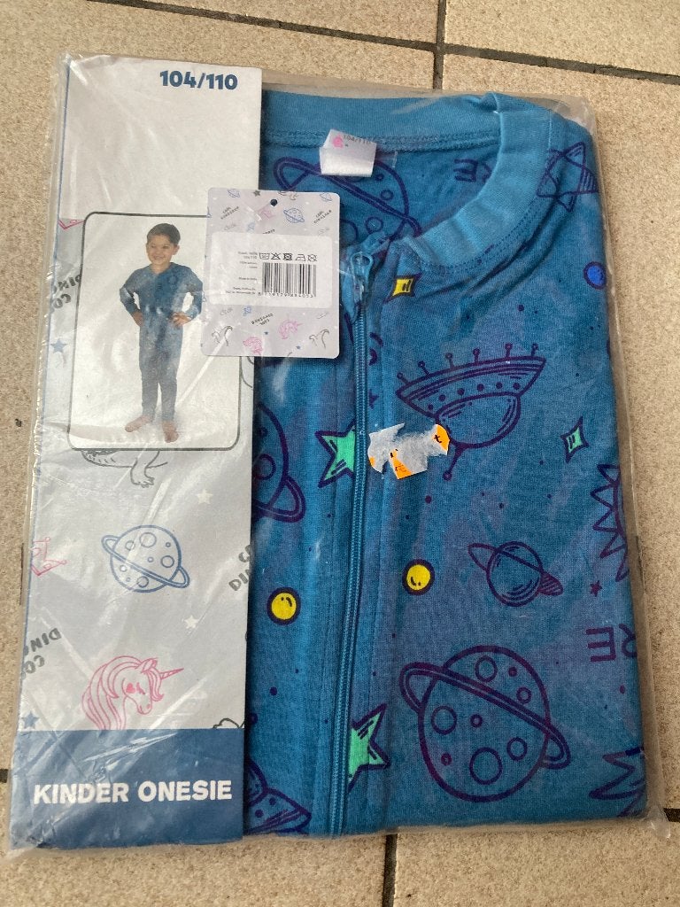 Nieuwe Onesie ' planeten ' Maat 104 / 110, Kinderen en Baby's, Ophalen of Verzenden, Nieuw, Jongen, Nacht- of Onderkleding