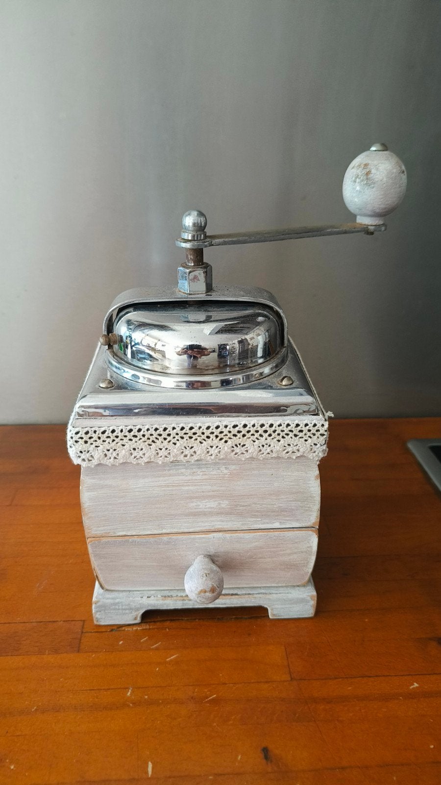 Moulin à café vintage, poli et patiné avec amour, Antiquités & Art, Enlèvement ou Envoi
